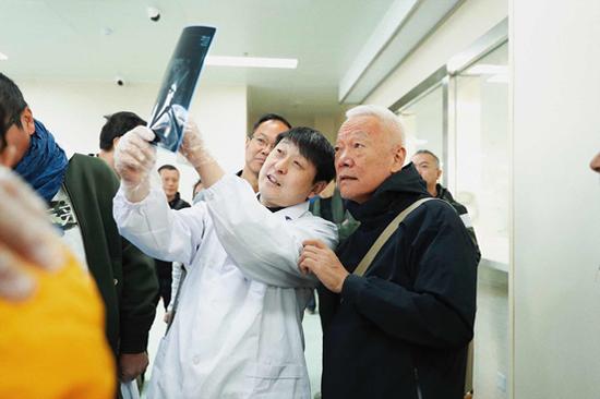 重塑未来医疗专家组组长石文元(左)、国内著名公益人孙冕(右)参与筛查