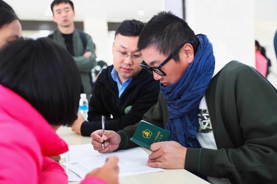 沃欧咖啡创始人王鹏(左)、专项基金发起人孙楠(右)参与筛查