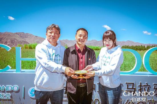 张波副县长为自然堂公益一行赠送草籽