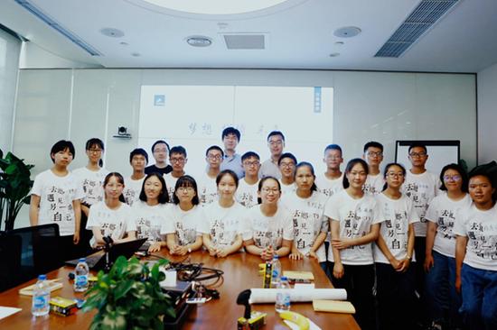 3位分析师向同学们分享成长和职业经历,鼓励大家仰望星空、脚踏实地