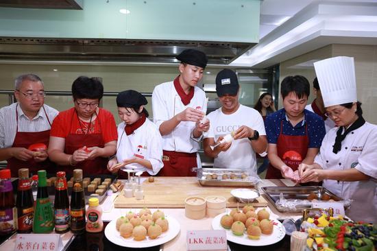 公众交流会上,李锦记希望厨师教网友制作月饼