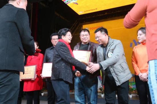在激动人心的颁奖环节,第十届全国人大常委会副委员长、中国关心下一代工作委员会主任顾秀莲鼓励大家将儿童交通安全教育坚持下去