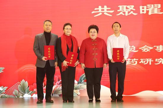 江丹主任为第十、十一、十二届全国政协委员、中国民族卫生协会副会长伊丽苏娅,北京华高欢乐教育公司董事长高宝华,微医集团总经理李军颁发顾问证书