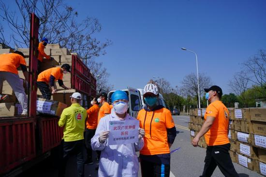 3月15日,思源扬帆计划志愿者分别将防疫消毒套装发放给受助单位