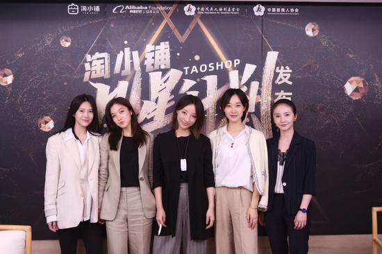 LIROSA创始人、淘小铺助残项目首席运营官凌玲女士(中)