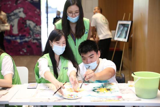 现代汽车志愿者与孩子们互动