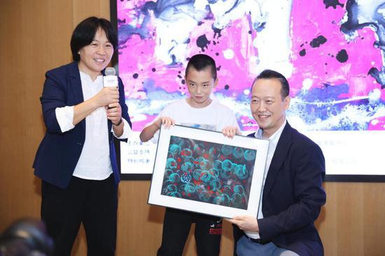 壮壮将绘画作品送给现代汽车集团(中国) 副总裁李赫埈