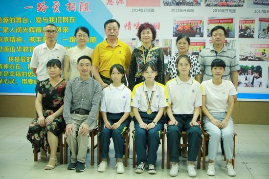 调研组与参加座谈会的家长、学子合影