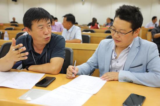 李峰瑞(左)和赵光权(右)校长正在进行教育“勾兑”