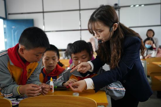 彭文静老师在公开课中指导学生制作气动纸火箭