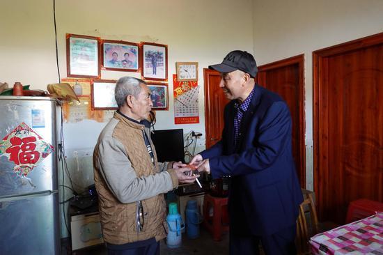 汝城县文明瑶族乡新旭村东冲一组贫困户罗香才(身患肺气肿,妻子也身患疾病)