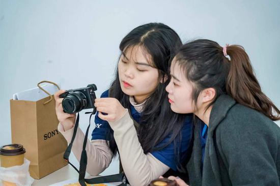 大学生接受摄影技巧培训,用以记录探索生物多样性的发现