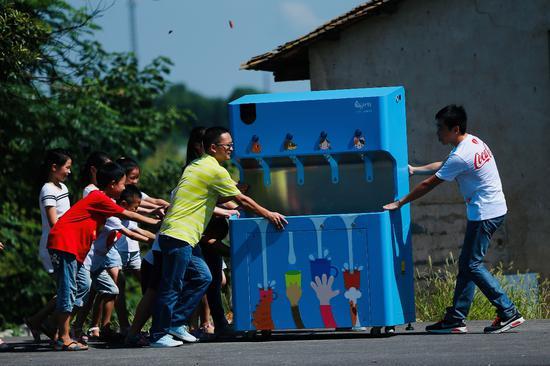 (可口可乐中国“净水计划”项目在湖南汨罗智峰乡安装净水设备)
