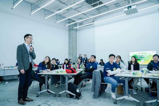 高峰英纪先生和徐富华先生介绍绿色管理举措