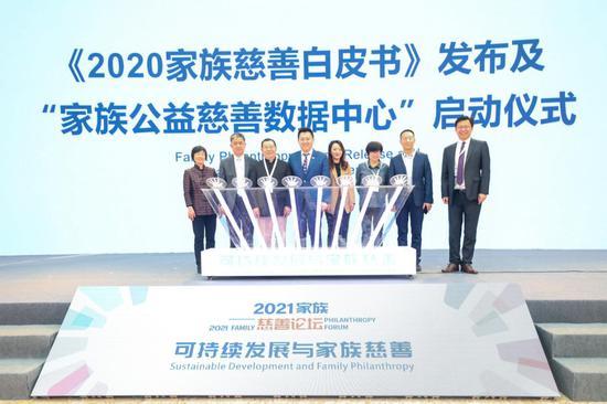 启动仪式上嘉宾 (从左到右:裴彬、王振耀、徐永光、牛犇、牛琼、吕植、傅昌波、陶泽)