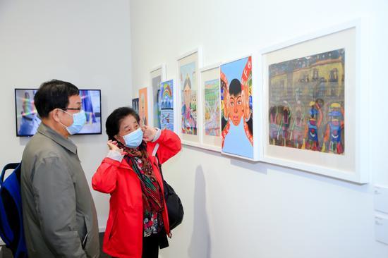 嘉宾老师参观“I Do公益艺术展”,被拉萨特校I Do艺术梦想班孩子的作品深深打动