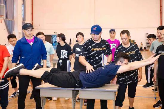 教练演示课桌上的运动