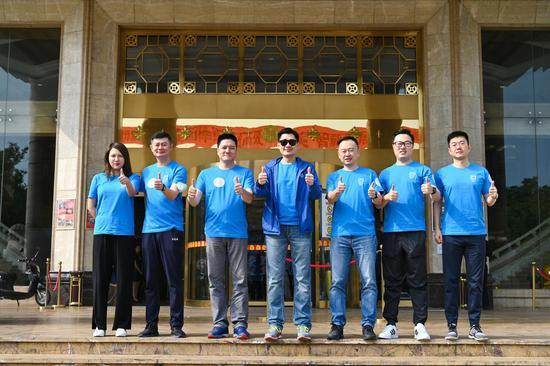 图:雅培诊断副总裁陈健忠(左四)与其他“培”你圆梦公益行员工志愿者