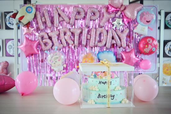 图:公益行志愿者为小丽举办生日会