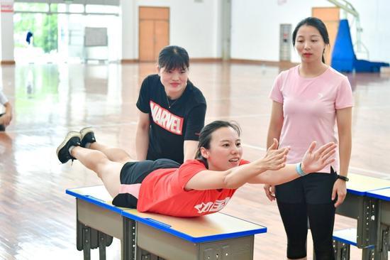 钟芳做起动作来,一点不输给男学员