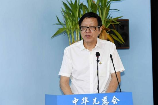 图:中华少年儿童慈善救助基金会理事长兼秘书长王林出席捐赠仪式并致辞
