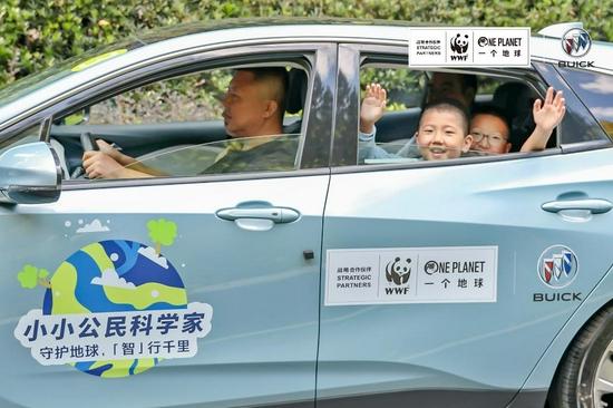 亲子家庭乘坐别克微蓝6 智能插电混动轿车,亲身感受融合科技环保与舒适的别克智能出行新生活