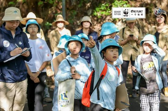 孩子们在WWF老师、钱江源国家公园工作人员与农民科学家的带领下探访古田山,走入自然,学习环境保护知识