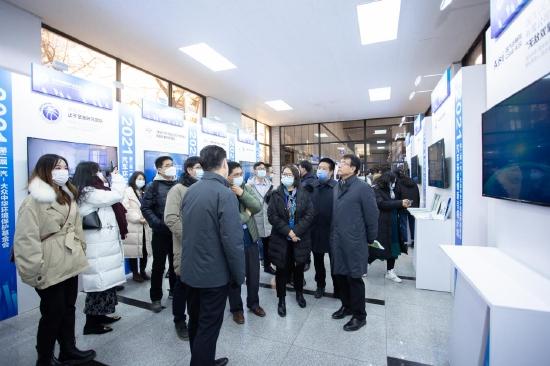 团队成员、项目组专家及各位参会成员参观展厅