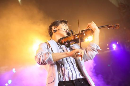 赛后派对上,公益大使刘宪华带来燃情表演