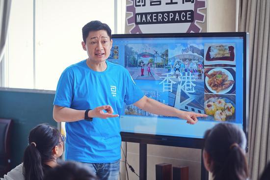 图:雅培员工志愿者与孩子们分享“家乡”主题的趣味内容