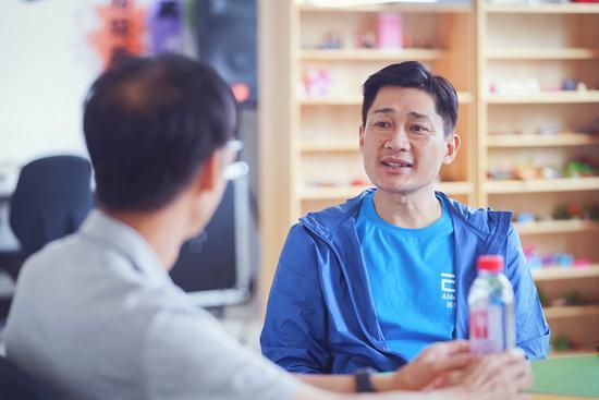 图:陈健忠与校长郭小平交流