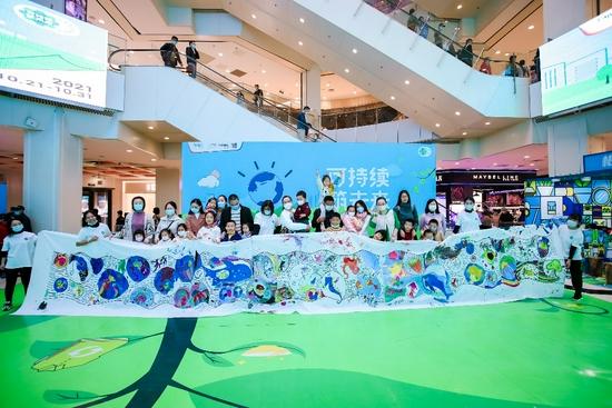 在凯德MALL·太阳宫举行的环保主题儿童共绘,小朋友和父母共同完成10米长卷