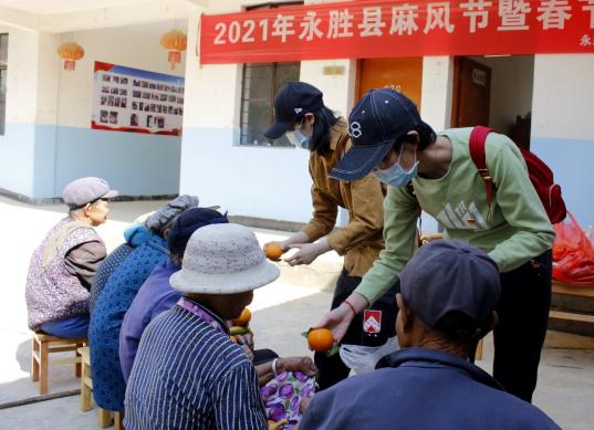 (图/宝宝树公益调研团队为麻风病康复村老人带去蔬菜、水果、肉等生活物资)