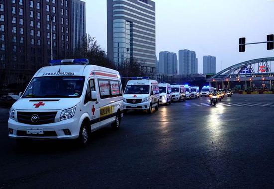 美团通过中国红十字基金会向河北省捐赠10辆负压救护车抵达石家庄。 摄影:付春来