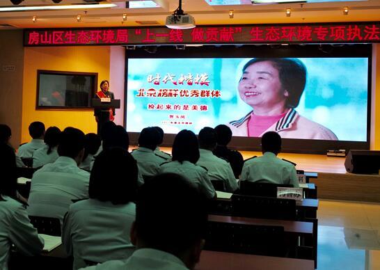 北京榜样“环保奶奶”贺玉凤在宣讲“捡起来的是美德”。(图文/刘海军)