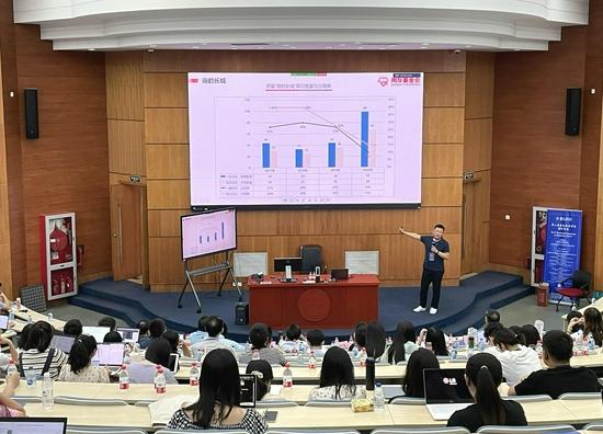 用友基金会秘书长李振介绍到:用友基金会“商的长城”资助项目于2017年发起,旨在为关注中国商业文化遗产领域的学者提供支持、为社会公众参与中国商业文化遗产保护搭建平台。