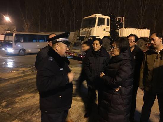 北京房山区区委副书记、区长郭延红(右三),区环保局党组书记、局长刘金(左一)检查污染浓度高值区应急措施落实情况。(房山区环保局供图)