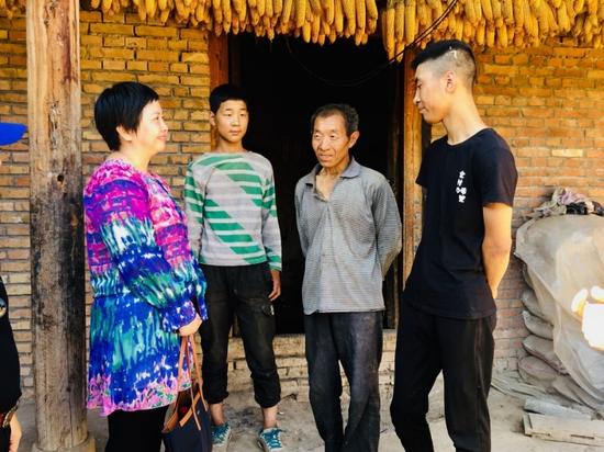在甘肃礼县,李锦记中国企业事务总监赖洁珊了解魏宽川的家庭情况