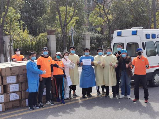 3月15日,思源扬帆计划志愿者分别将防疫消毒套装发放给受助单位