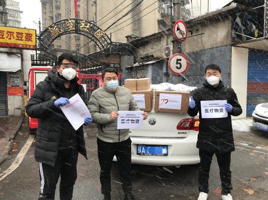 疫情期间,成美武汉地区的自愿者们顶着风雪紧急派送医疗物资