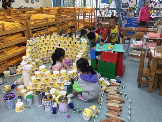 遵义农村幼儿园里,幼儿用纸杯等生活用品进行搭建。