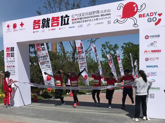 参赛队员在终点处冲线
