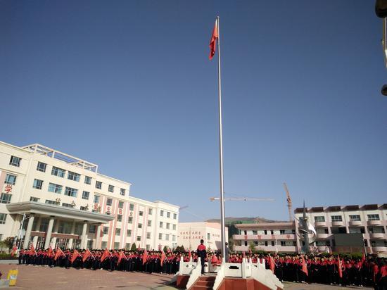 甘肃省渭源一中升旗仪式,今年72名受助学生参加高考