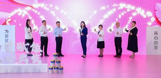 嘉宾共同启动菲仕兰“爱心月嫂”广州项目(嘉宾左三丁亚冬、左四陈戈)