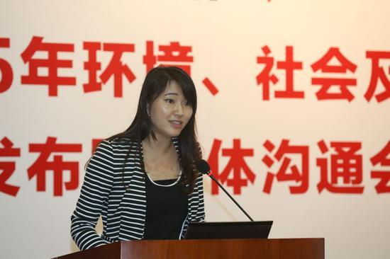 安踏体育用品有限公司投资者关系总监黄萃琪对ESG报告进行讲解