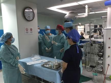 学员们在模拟环境下进行肺小结节取样的学习和操作