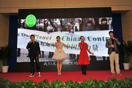 火箭军文工团青年歌手王国群、张迎丹,实力派歌手史智,青年作曲家王远演唱的《地球·唯一村庄》主题曲