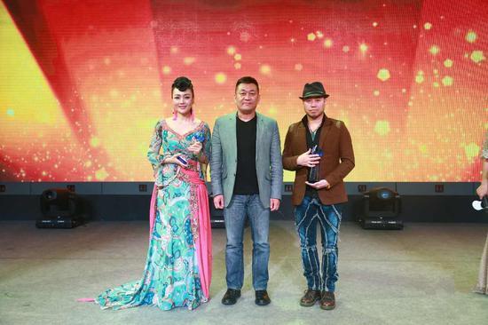 慈福爱心大使——音乐才女唐媛(左一)和著名音乐人龙军( 右一)