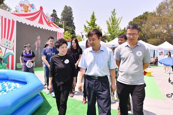 指导单位、主办单位领导和赵忠祥、白岩松、邓亚萍、斯琴格日乐等公益名人,前往中国儿童中心亲子广场,参与指导“外场活动