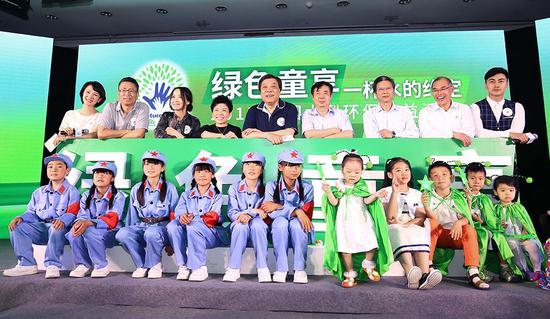 指导单位、主办单位领导和赵忠祥、白岩松、邓亚萍、斯琴格日乐等公益名人,与孩子们一起合影留念